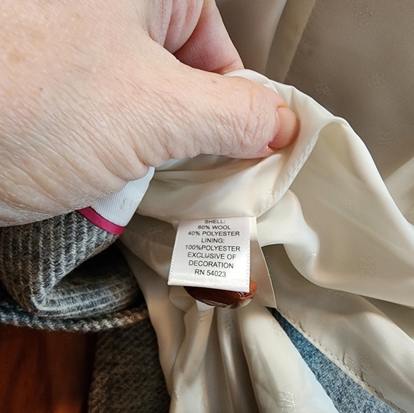 Banana Republic Wool Blend Blazer, Size 2P - Picture 10 of 11